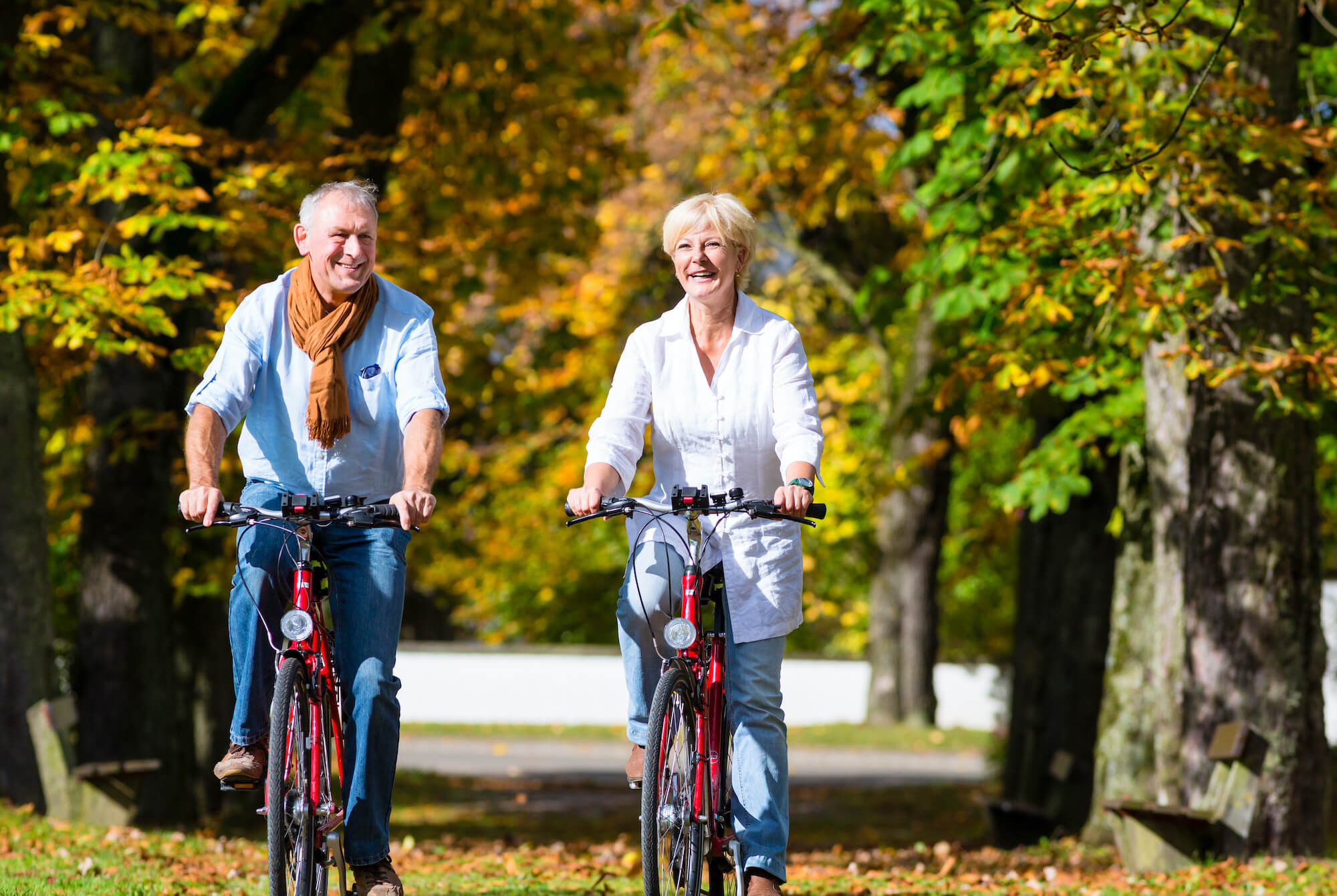 Mann und Frau, die zusammen Fahrrad fahren
