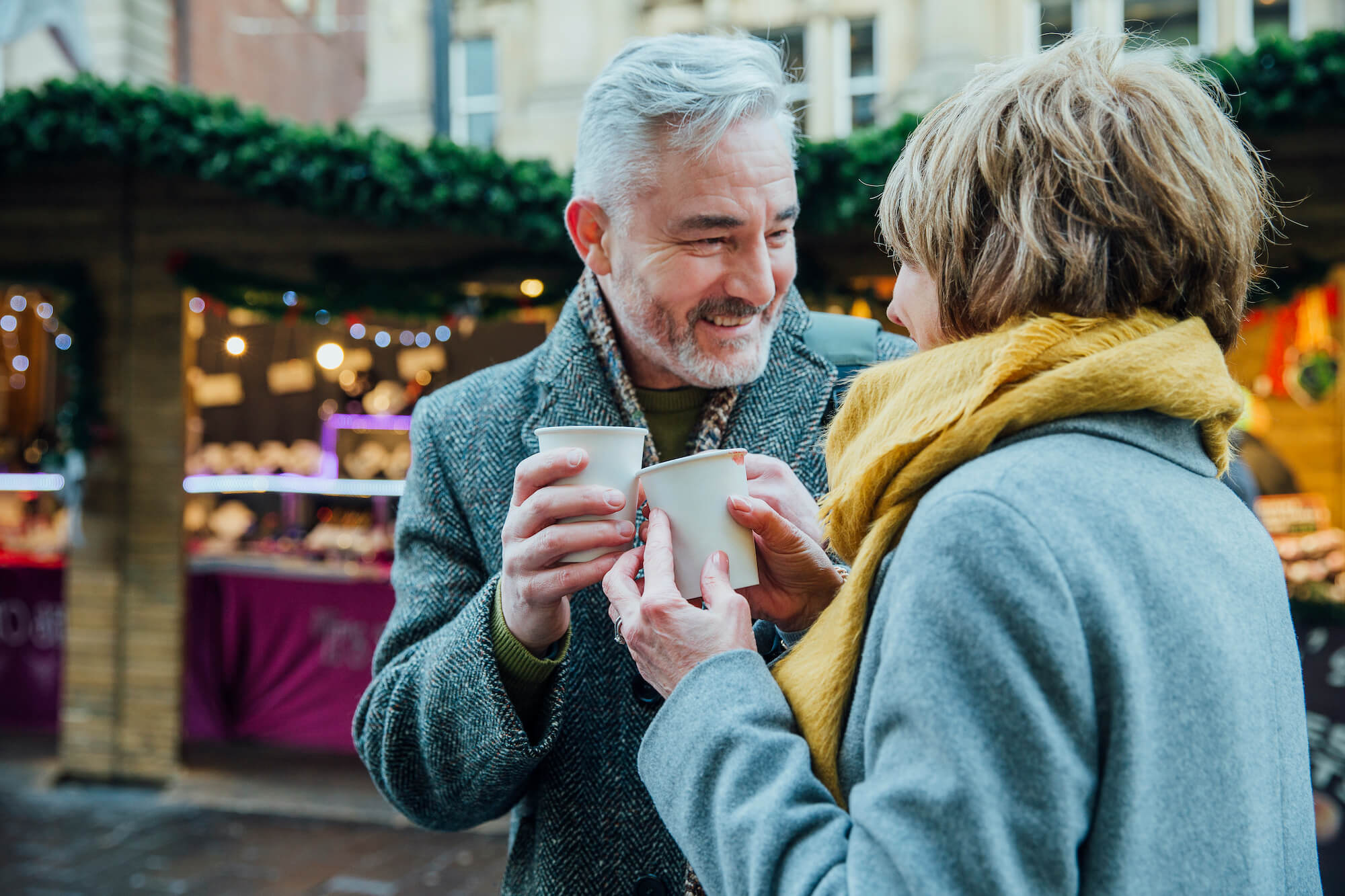 Mann und Frau, die gemeinsam Kaffee trinken