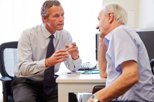 Arzt im Gespräch mit einem Patienten