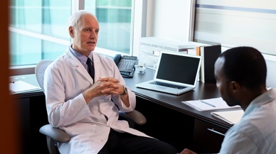 Arzt im Gespräch mit einem Patienten