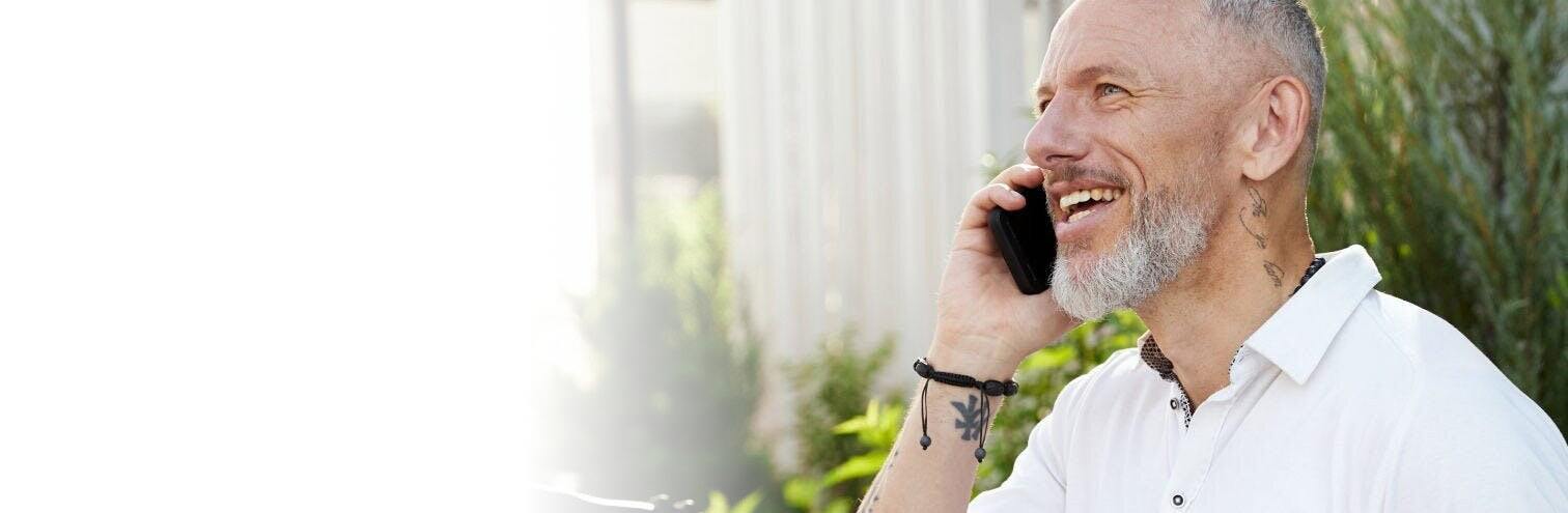 Mann, der mit einem Mobiltelefon telefoniert