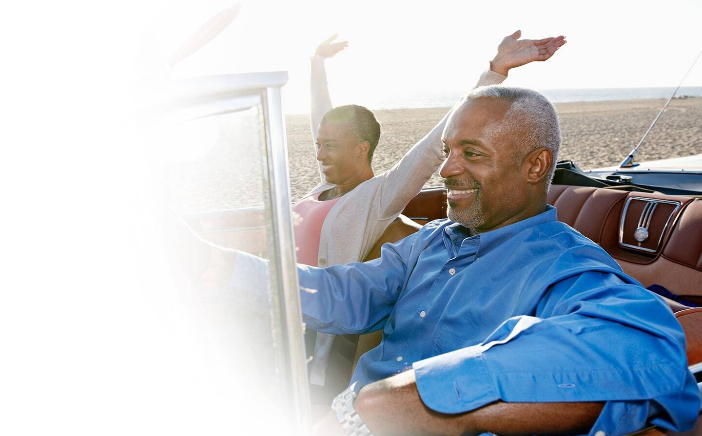 Paar sitzt in einem Auto