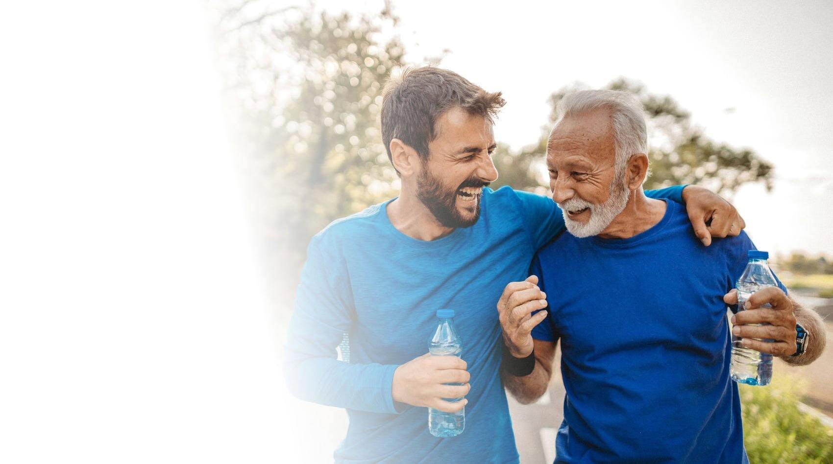 Zwei Männer, die sich umarmen und lachen