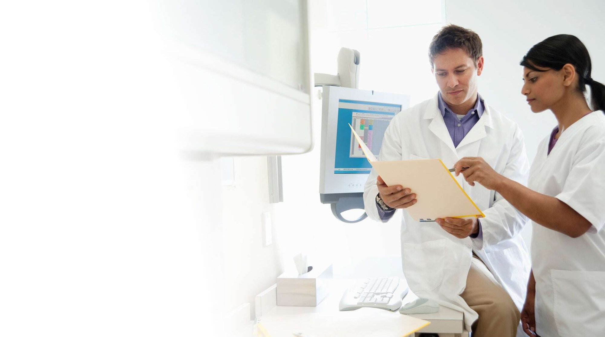 Zwei Ärzte, die die Testergebnisse eines Patienten überprüfen