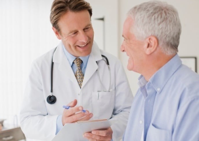 Arzt im Gespräch mit einem Patienten Arzt im Gespräch mit einem Patienten